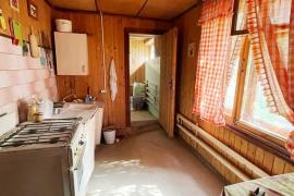 Кирпичный дом рядом с водохранилищем