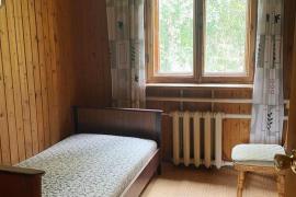 Кирпичный дом рядом с водохранилищем