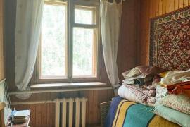 Кирпичный дом рядом с водохранилищем