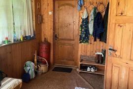 Кирпичный дом рядом с водохранилищем